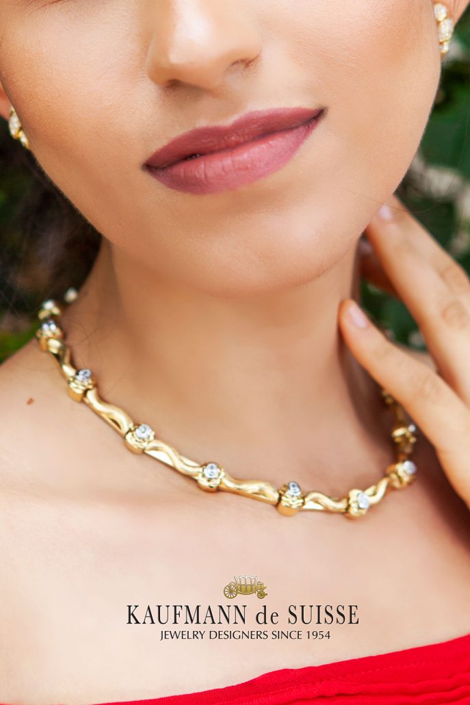 Flowing Lines Classic Necklace in Aquamarine